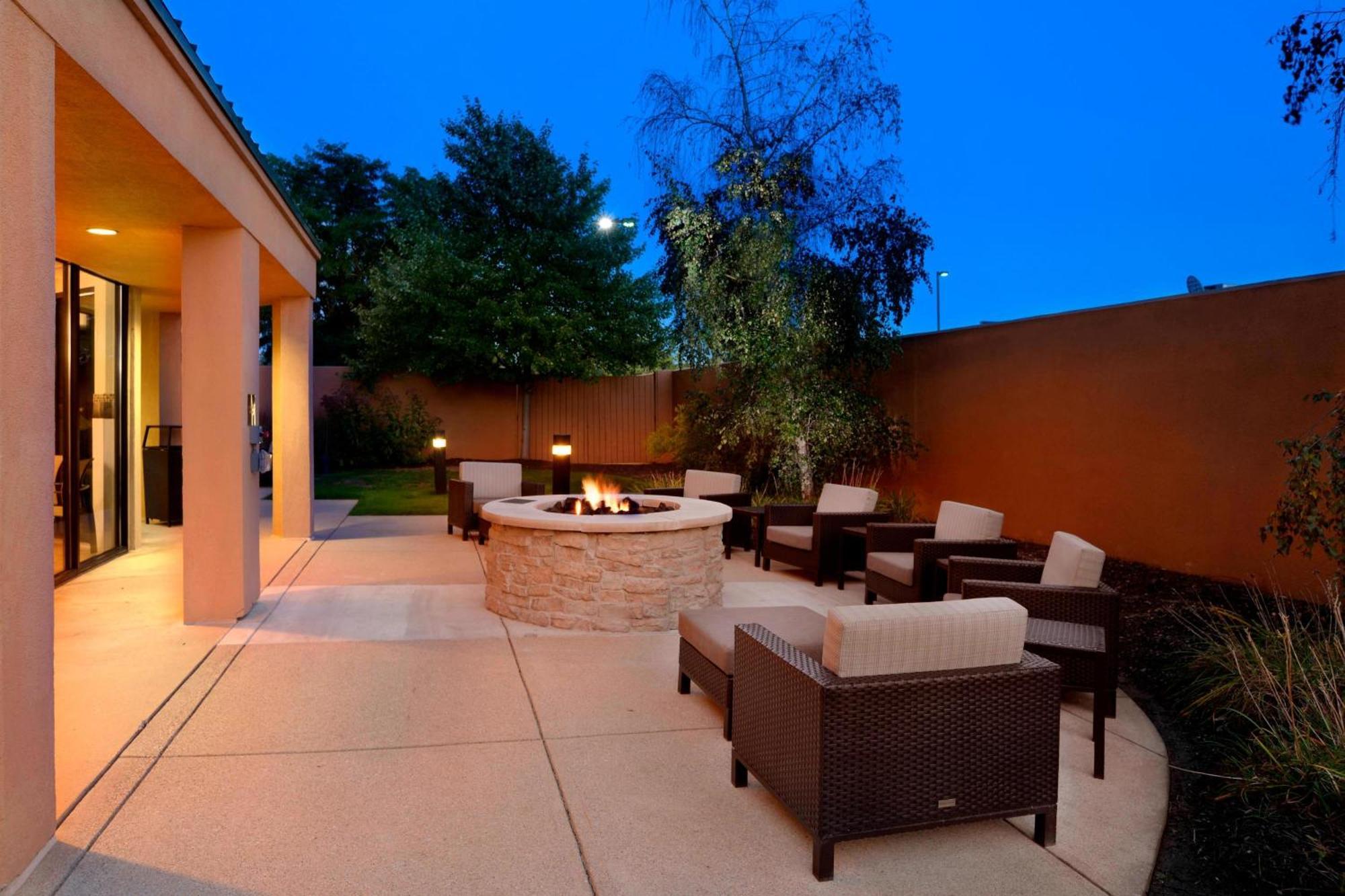 Courtyard By Marriott Kokomo Buitenkant foto
