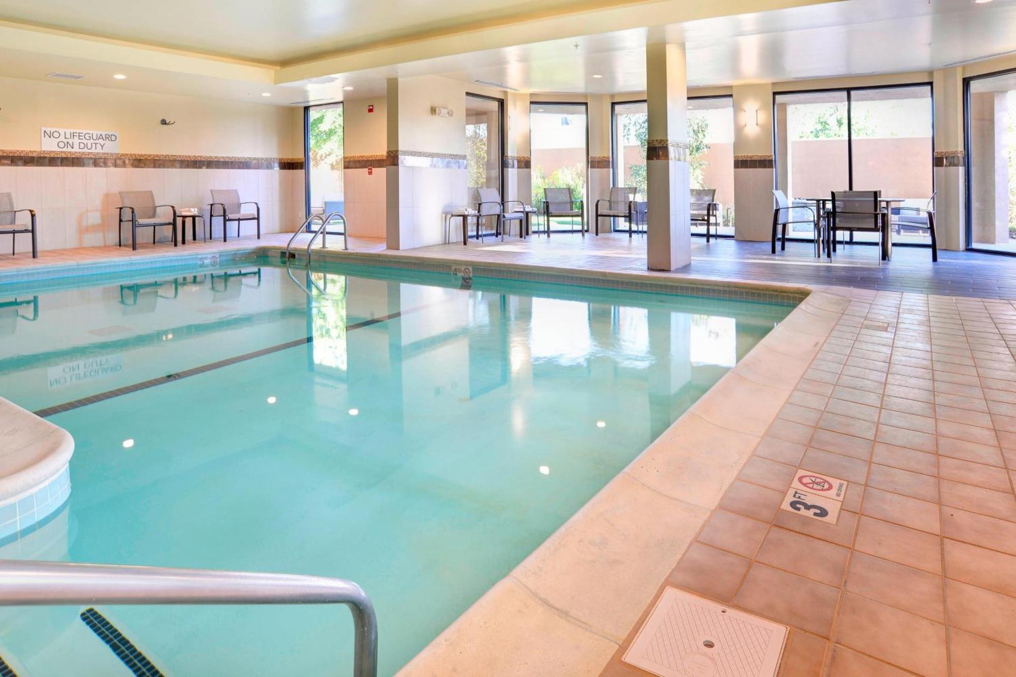 Courtyard By Marriott Kokomo Buitenkant foto