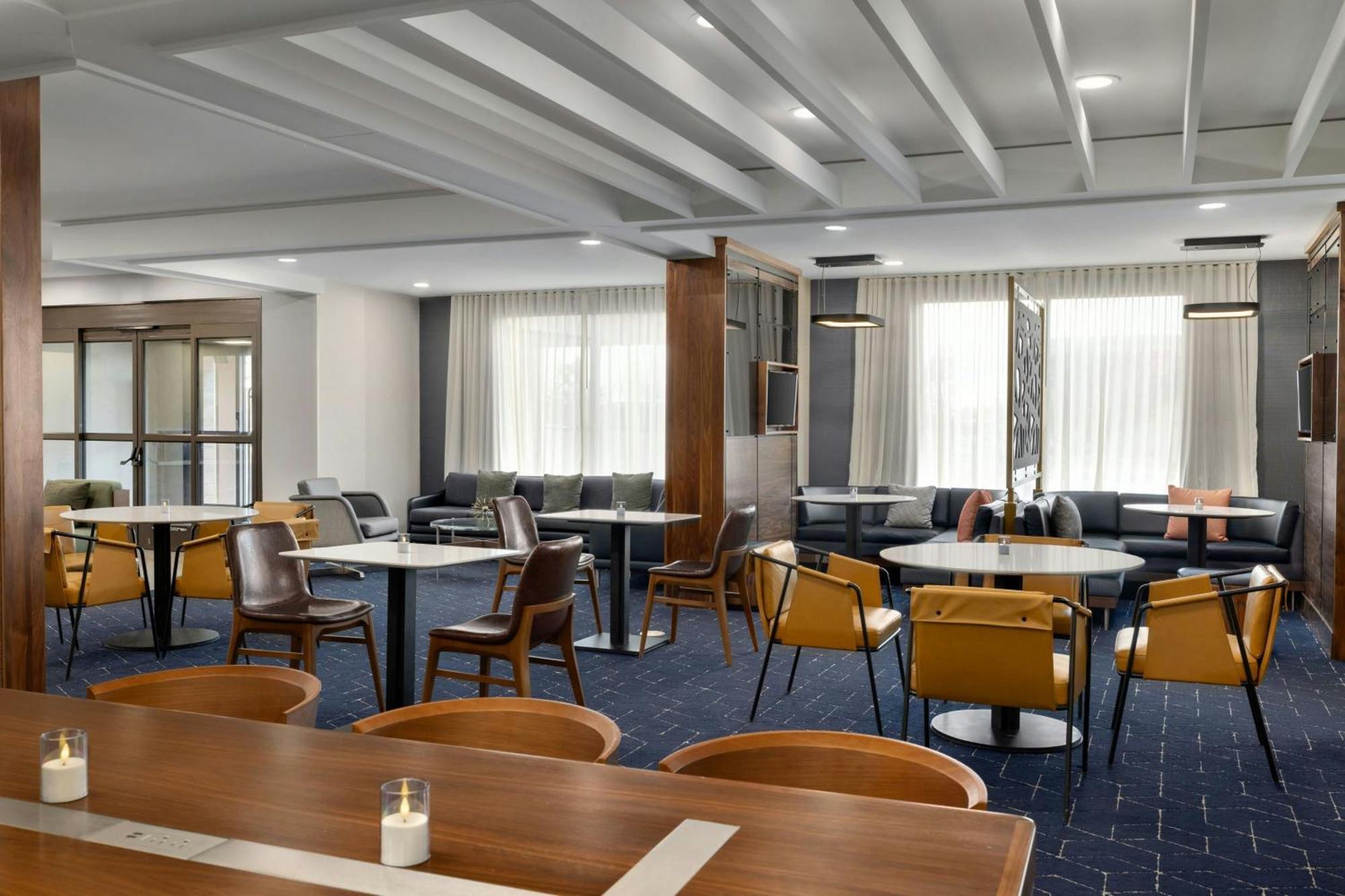 Courtyard By Marriott Kokomo Buitenkant foto
