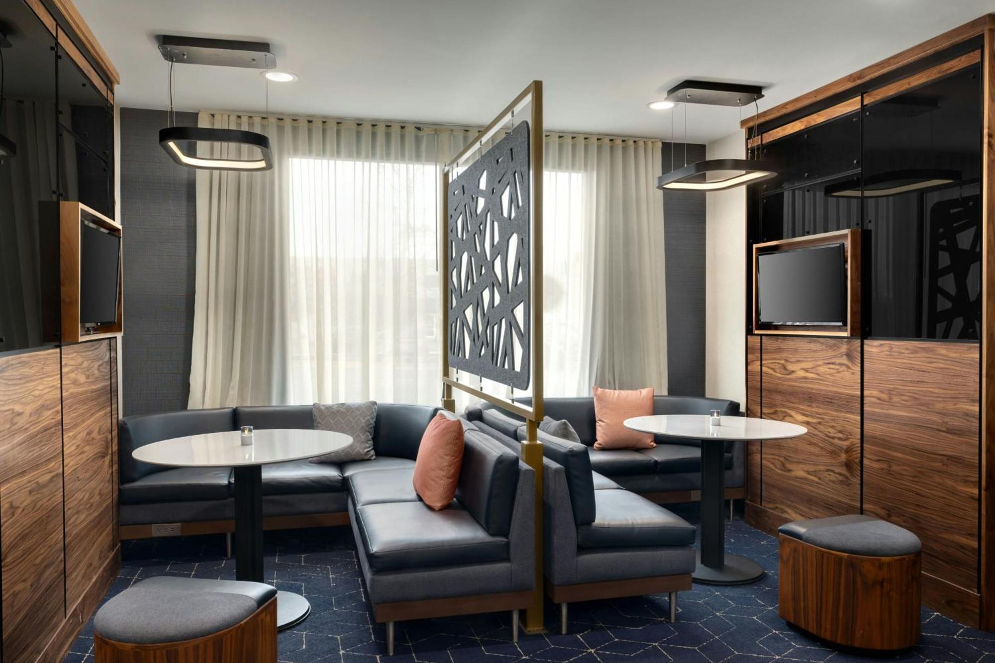 Courtyard By Marriott Kokomo Buitenkant foto